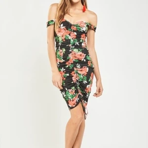 Off shoulder klänning  - Helt ny, oanvänd, off shoulder klänning. Går att göra kortare genom att dra i snöret som går från topp till botten. Superfin och somrig. Klänningen är i ett tunt matrial perfekt för varma dagar. 