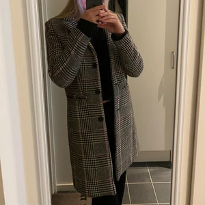 Rutig kappa  - Kappa från Ellos i bra skick och är använd endast ett fåtal gånger. Kappan är svartvit med röd/rosa detaljer. Köparen står för fraken!! 🤩🤩