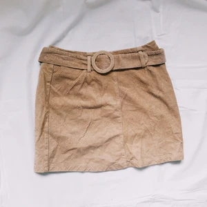 Manchester kjol - Superfin beige kjol i Manchester med fint skärp till! Köptes i England men passar tyvärr inte. Storlek 40 men sitter mer som en 38! Kan mötas på/nära Lidingö alt. Skicka. Köparen betalar frakt :) 