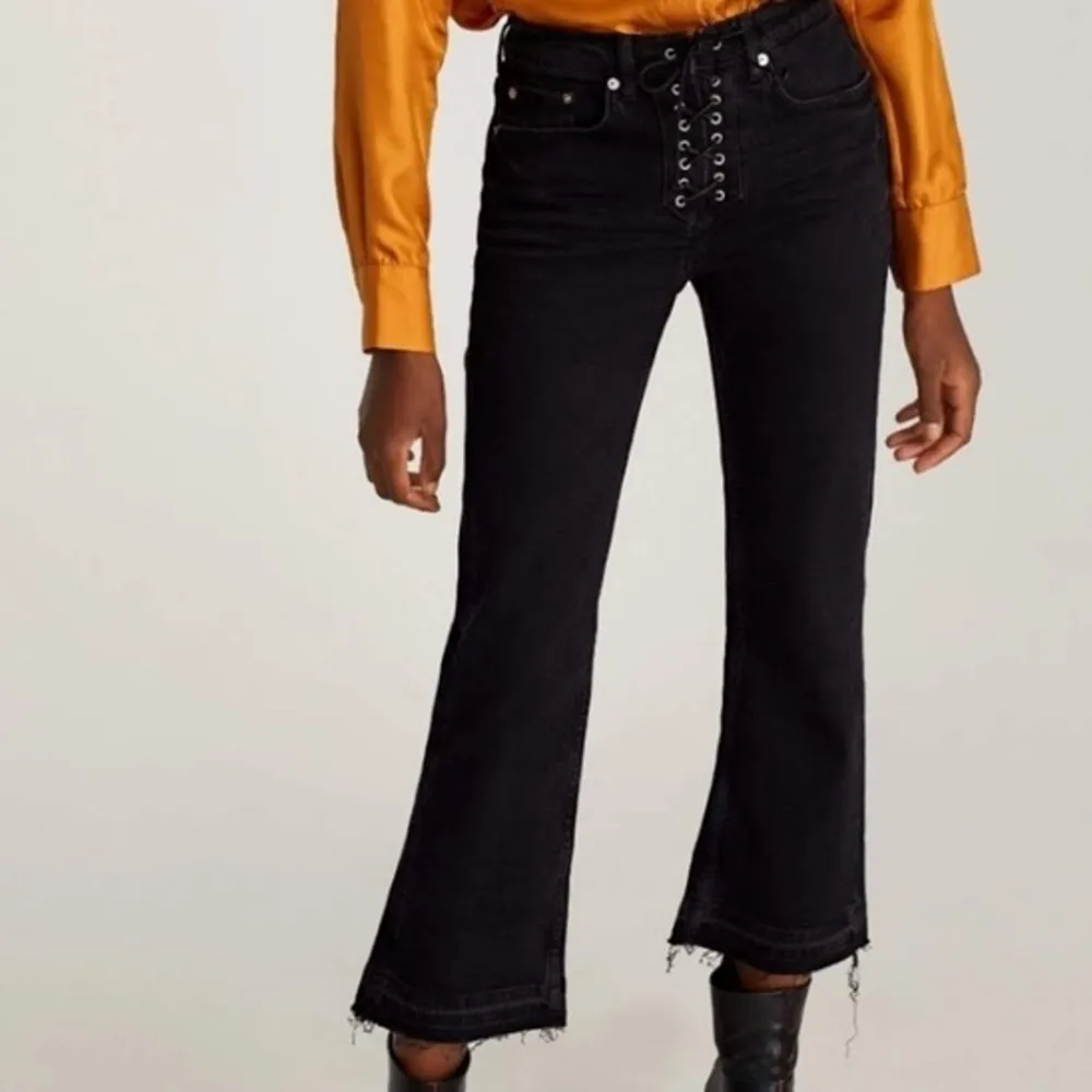 Mörk gråa cropped flare jeans med snörning där fram från Zara. Storlek 36.☺️. Jeans & Byxor.
