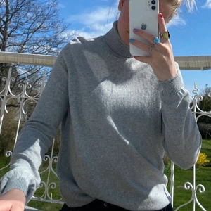 Grå lösare polotröja - Grå polotröja i storlek S. Tajt runt hals och midja. Skön passform och knappt använd ❤️ frakt ej inkl. 