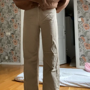 Beige byxor - Fina raka beigea jeans från Monki! Nypris 400kr💘 Fint skick:) Köpare står för frakt kostnaden💘💘