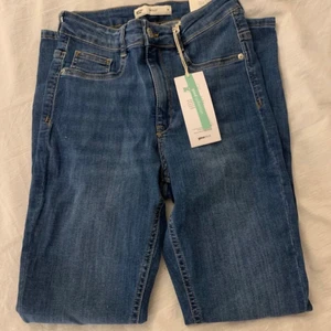 Jeans från ginatricot, storlek M - Jeans från Ginatricot, helt nya aldrig använda eller testade inga problem på dom. Storlek M passar även S. Köptes för 299kr säljer för 150kr pågrund av att dom är helt nya. För fler frågor är det bara å höra av er☺️
