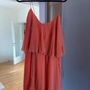 Sommarklänning! - Fin, somrig klänning i aprikos med volanger, använd fåtal gånger☀️