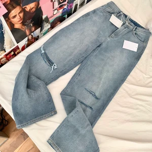 Bubbleroom Jeans helt oanvänd  - Snygga jeans med en rak passform.  - Vävt tyg utan stretch - Dekorativa hål på knäna - 5-ficksjeans - Innerbenslängd: 85 cm i storlek 38