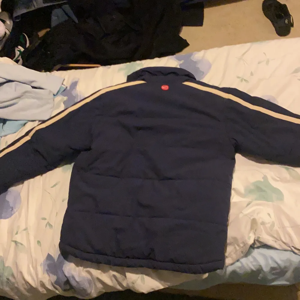 säljer min vintage nike puffer jacket. Köpt i usa för flera år sen , använt den väldigt försiktig förut men har inte blivit använd på flera år nu. Sitter bra i passform och väldigt skön pris kan diskuteras, kolla gärna in mina andra inlägg då jag håller på att rensa garderoben!. Jackor.