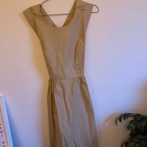 Aérynklänning med detaljerad baksida - Jättefin klänning från Aéryn som aldrig är använd då den är för tight för mig. Dragkedja vid sidan och jättefin. Baksida!