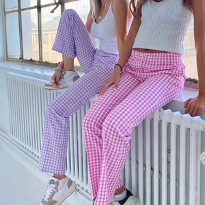 design by si byxor - Jättefina rutiga byxor från design by si i färgen lila. Köpte här på plick men dem var tyvärr små❤️ Pris kan diskuteras. Kan frakta! Bud på 350 exklusive frakt