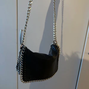 PRICILLA VÄSKA SVART - Skit snygg Pricilla väska i svart som tyvärr inte kommer till användning❤️🍒 köpt för 499kr