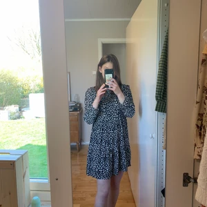 Söt sommarklänning från zara - Passar perfekt till våren och sommaren! Volang på bröstet. Bra skick! Köparen står för frakten