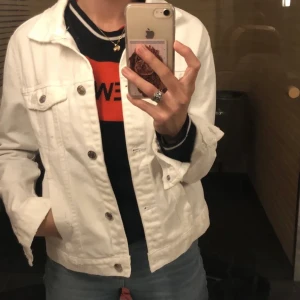  Vit Zara jeansjacka  - Super skön vit jeansjacka från Zara! Helt oanvänd alltså i jätte bra skick. Kan frakta för 33kr och mötas upp i stockholm❤️