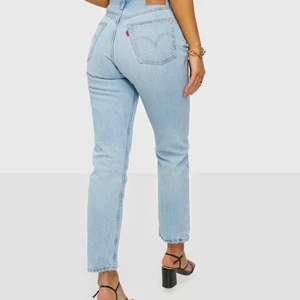 Levis 501 jeans - Säljer mina Levis 501or till ett bra pris! De är cropped o en sjukt snygg blå färg. Har använt de sparsamt då de är för stora på mig så de är i jättefint skick. Nypris 1100, Buda i kommentarerna & DM för mer bilder 