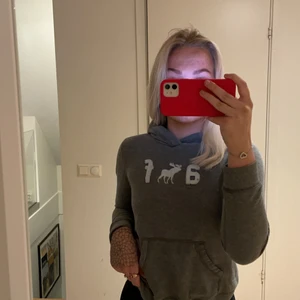 Abercrombie and fits hoodie - Säljer min älskade abercrombie and fitz hoodie som jag köpte i usa för flera år sedan. Den är nu tyvärr för liten. Såå skönt material och super gosig. Fortfarande i super bra skick!