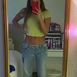 Low waisted jeans - Är inte 100% säker om jag vill sälja men får jag ett bra bud så gör jag det, fråga om ni vill ha fler bilder💗