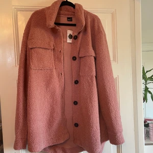 Trendig vårjacka - Perfekt vårjackan! Säljer då jag har för många jackor. Den är lite mer rosa irl. Aldrig använd, lappen kvar. Frakt tillkommer
