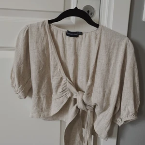 Linnetopp med knytning - Kortärmad kroppad topp från PLT, aldrig använd, linnematerial