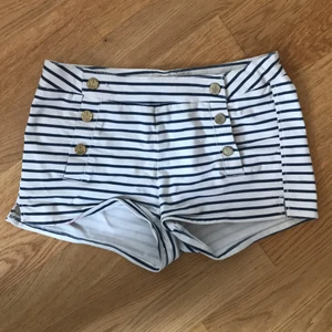 Shorts  - Randiga shorts i sjömans stil. Guldiga detaljer. 