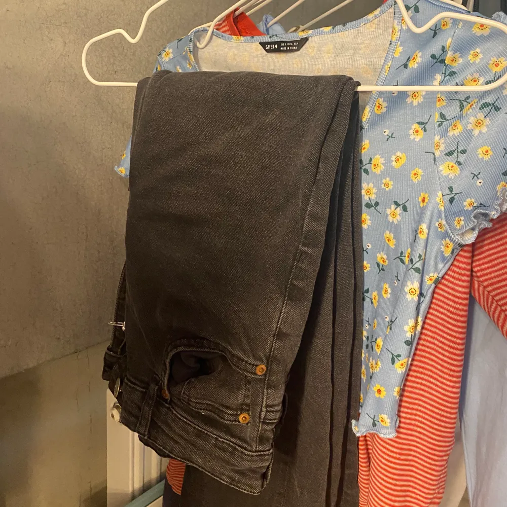 Jättecoola raka byxor från H&M! Köpta för 399kr! Strl: 38!Lite slitna, skriv för mer detaljerade bilder. Köparen står för frakt 📦 💛 . Jeans & Byxor.