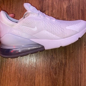 Nike 270 white - Säljer Nike 270 knappt använda strl 39 