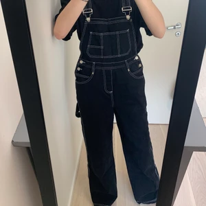 Hängselbyxor med kontrastsömmar - Hängselbyxor köpta från Asos, har använt ett fåtal gånger, är i perfekt skick! Orginialpris: ca 600kr