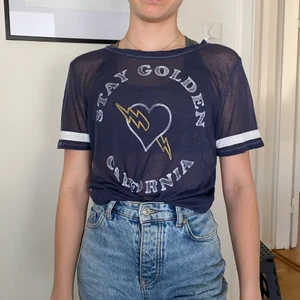Hollister t-shirt  - Hollister blåa t-shirt perfekt över en bikini!💞 XS och bra skick!