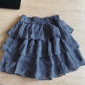 Volang kjol  - Volangkjol aldrig använd & säljer för känner att det inte riktigt är min stil 💗 kan mötas upp i malmö / Lund eller frakta för 45 kr🥰 