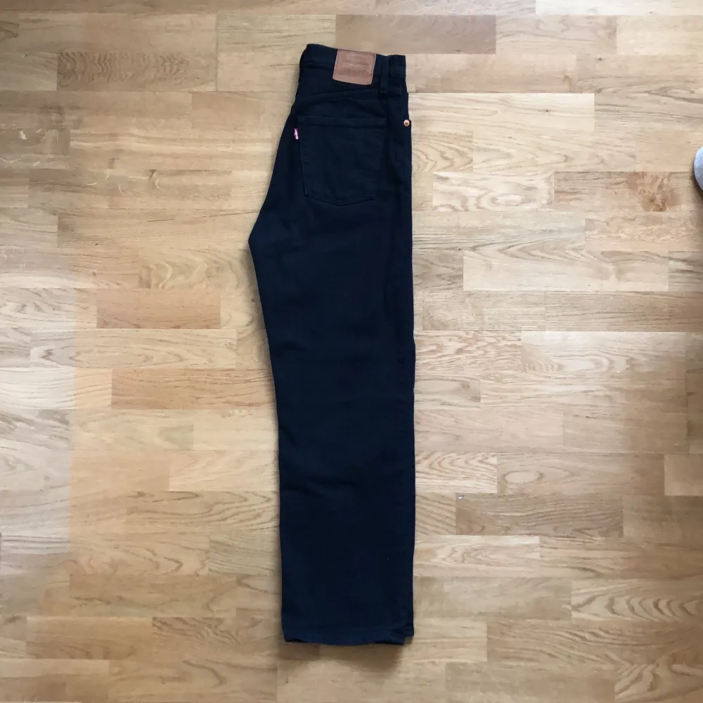 Ett par svarta Levis jeans i W25. Fint använt skick, ej nötta någonstans. Finns att hämta i Umeå, kan skicka om köpare står för frakt.. Jeans & Byxor.