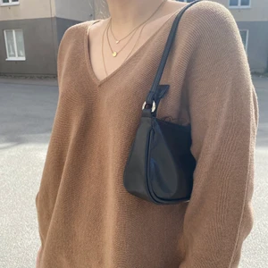 Brun stickad tröja  - Jättemysig brun stickad tröja som jag säljer pga att den inte kommer till användning, om flera är intresserade blir det budgivning i kommentarerna💕