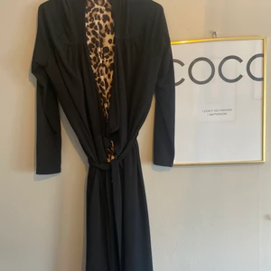 Svart kappa  - Svart kappa vara kappan 200kr går att köpa med tröjan gör 300kr båda två 