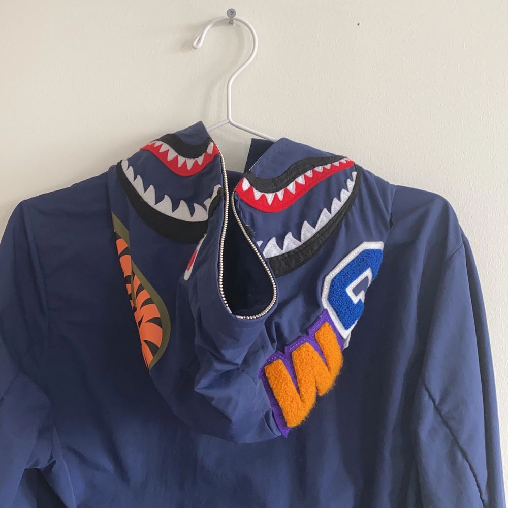 Intressekoll på min feta allzip bapejacka som just nu inte kommer till användning tyvärr. Nypris 3400 ish. Storlek S alltså egentligen XS. (Deras storlekar är mindre). Jackor.