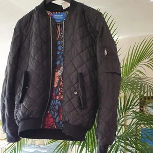 Unisex Adidas vår och höst jacka  - En vintage åkt Adidas unisex jacka I mycket bra skick och passar till båda kön och sitter over size. Passar till vår,höst och summer. Anvandade 3 dåger. Finns fler bilder och bud I kommenterna. 