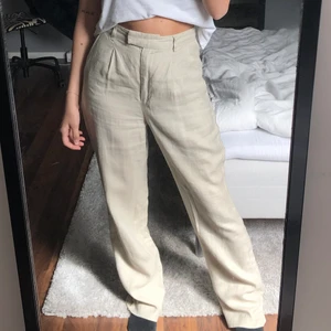 Linnebyxor från NAKD - Jättesnygga linnebyxor från NAKD! Har själv sytt in dom några cm på varje sida, men det är inget som syns. Jag på bilden är 160 cm🤍 Frakt tillkommer på 48 kr!