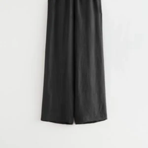 Tunna sommarbyxor från other stories  - Supersköna tunna sommarbyxor i ett silkesliknande material från & Other Stories. De har fickor och är i en mörkgrå nästan svart färg. Använda en gång och superbra skick!     Kolla gärna in mina andra annonser.