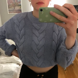 Stickad tröja - Finaste stickade tröjan som tyvärr är för liten nu. Den är full längd (alltså normallång) men jag har stoppat in den i första bilden. Färgen syns tydligast på bild 2, typ blå-lila. Så mysig och härlig och i jättefint skick❤️ köpt för 300kr.