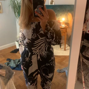 Byxdress off shoulder H&M - Assnyg byxdress i linne-matierial. Off shoulder och ej använd 