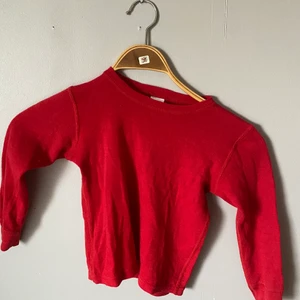 Röd barntopp - fin topp i barnstorlek jag har köpt second hand