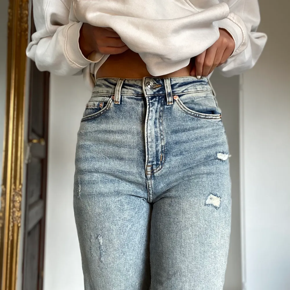 Jeans köpta på second hand, jätte sköna lite stretchiga. Jag är 171 cm lång och sitter lite korta på mig enligt mig . Jeans & Byxor.