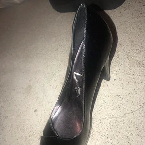 Klackar 👠  - Säljer klackskor jätte sköna priset kan diskuteras såklart. Använda bara en gång. Kontakta mig för fler bilder 