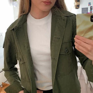 Militärgrön jacka - Jättefin militärgrön jacka från mango i strl XS men sitter ganska oversized💚💚Köpare står för frakt💚💚