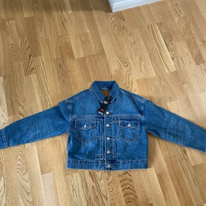 Levi’s jeansjacka - Säljer min helt nya jeansjacka, med prislappen kvar! Jag säljer då den var i fel storlek. Frakt ingår inte💕