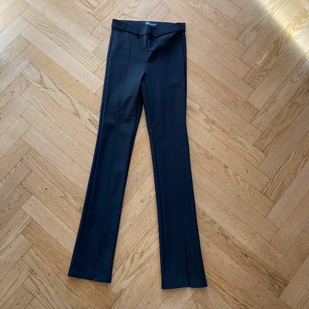 Zaras fina split hem leggings i svart. Stretchiga material😊 Till marken på mig som är 168cm🤩. Jeans & Byxor.