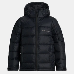 Vinter jacka  - Säljer denna peak jacka fast med svart peaklogga istället för vit. I jättebra skick! Den är lite längre så den täcker en del av rumpan. Om flera är intresserade blir det budgivning. Buda enbart om du är säker att du vill ha jackan. 