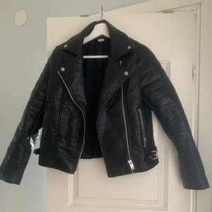 Svart skinnjacka - Svart skinnjacka från Bikbok i storlek S. Sparsamt använd så väldigt bra skick. Kan mötas eller skickas med Postnord skicka lätt.