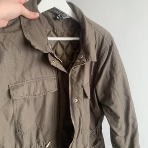 Militärgrön jacka - Militärgrön jacka (vår/höst) i storlek 44 men är mer som en S/M. Markerad i midjan och från HM. Sparsamt använd så väldigt bra skick. Kan mötas eller skickas med Postnord skicka lätt.