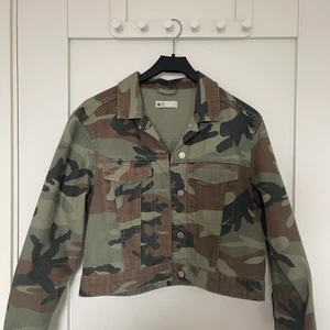 Gina Tricot militärjacka - Det är en militärjacka i storlek M, men passar både S/M som är köpt på Gina Tricot för cirka 2 månader sen, använd 3 gånger bara. Ny skick inga hål eller skador på den.
