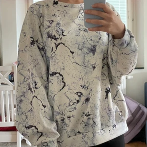 Cool sweatshirt  - Cool sweatshirt i bra skick med breda sleeves och den är baggy 
