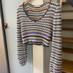 Stickad topp - Super sött stickad topp från zara i storlek M! Använd fåtal gånger💗 Tröjan är ganska kort så passar både s/m