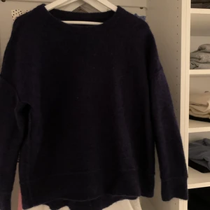 Stickad tröja - Gosig marinblå stickad tröja ifrån Malene Birger, den är i toppskick! Skriv för fler bilder