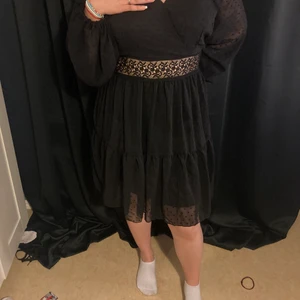 Klänning - Waow har ni sätt finare, svart klänning, knä längd på klänningen, fin spets runt midjan, modellen på bilden bär alltid storlek M men klänningen passar ändå fint fastän den är i storlek 2XL 