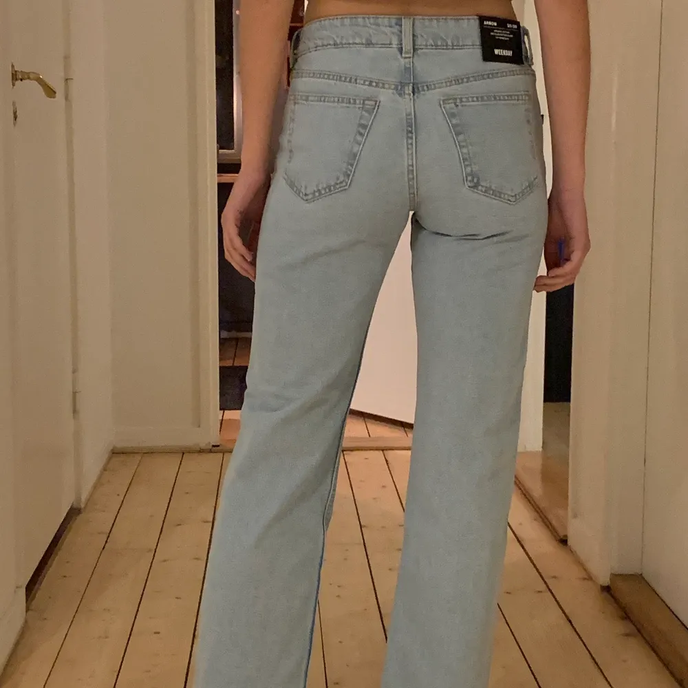 Jättefina, lågmidjade jeans från Weekday med raka ben. Modell: arrow.  Lappar kvar, helt oanvända. 400 kronor plus frakt 66 kr.. Jeans & Byxor.